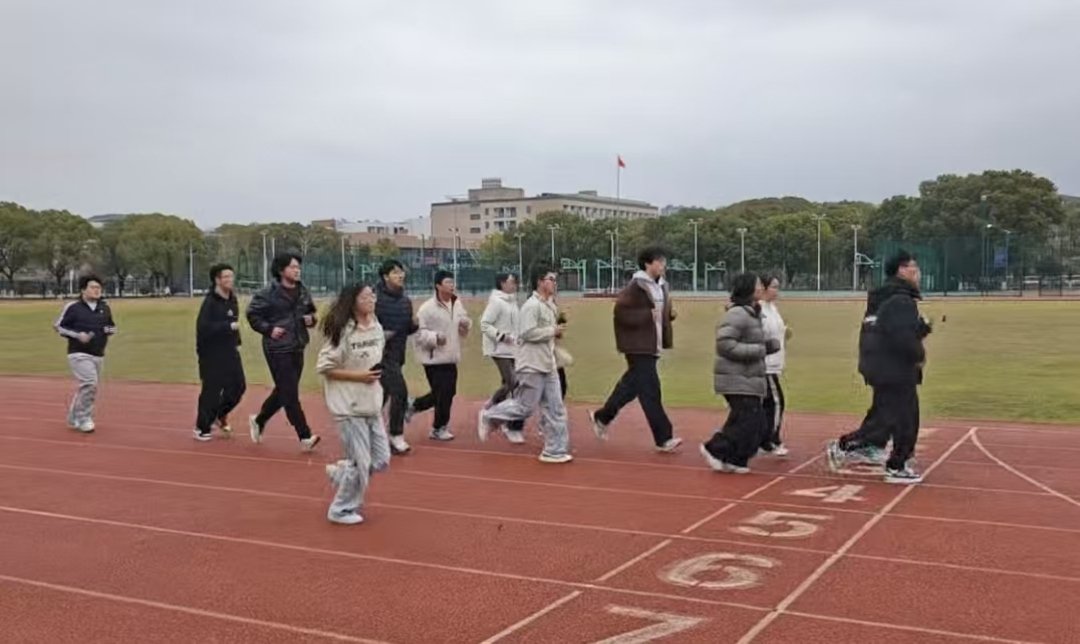 请她详细介绍