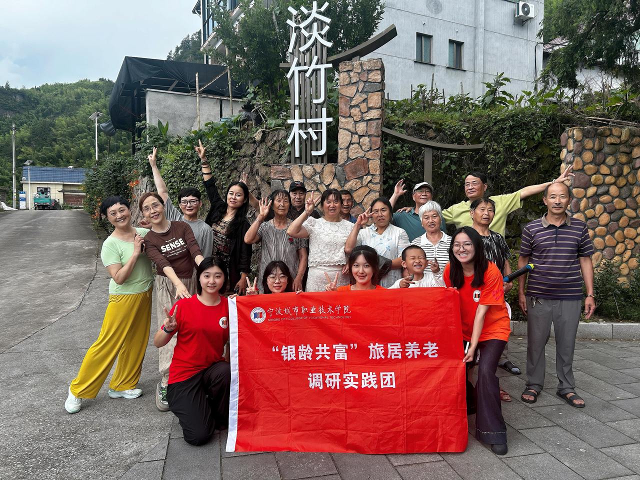 几位来这里旅居养老的叔叔阿姨正围在一