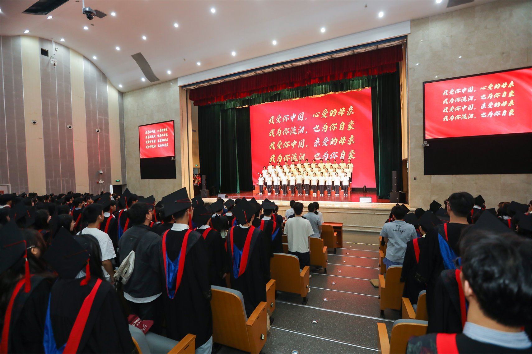 共同开启这场属于奋斗与荣光的毕业盛典