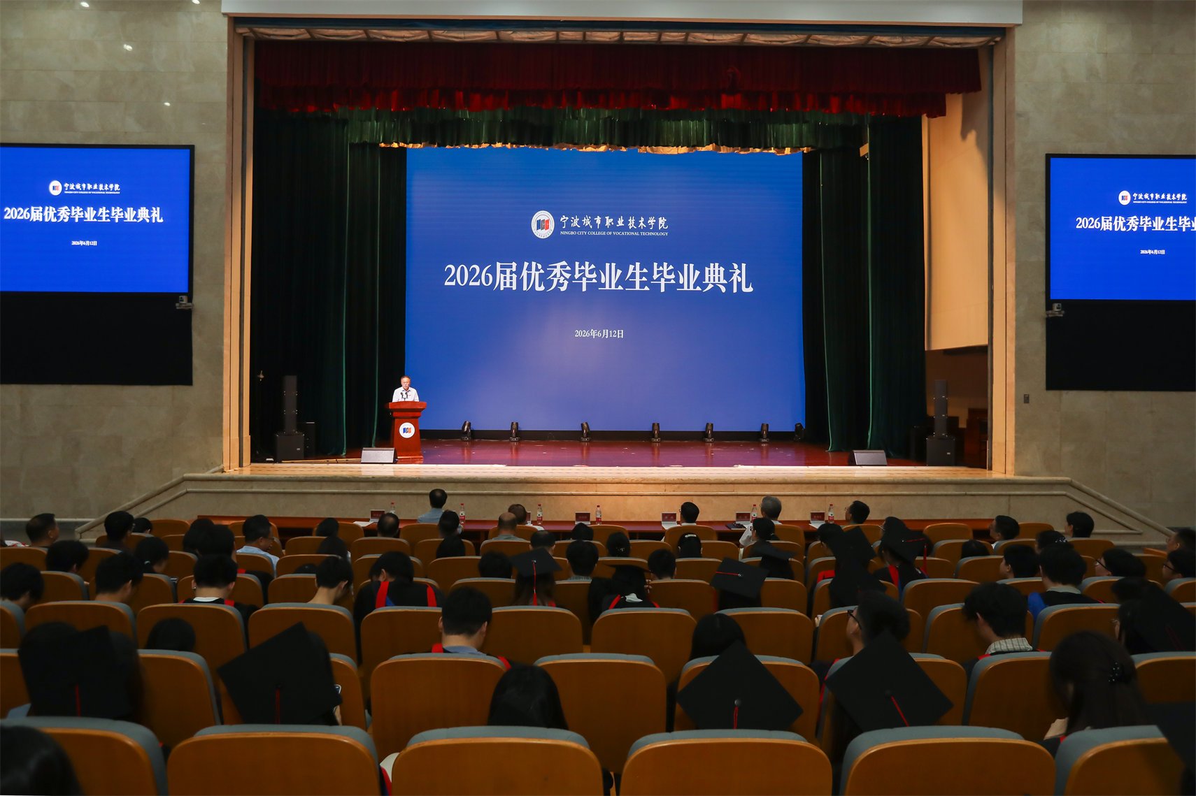 一张张镌刻青春记忆的照片温馨闪动